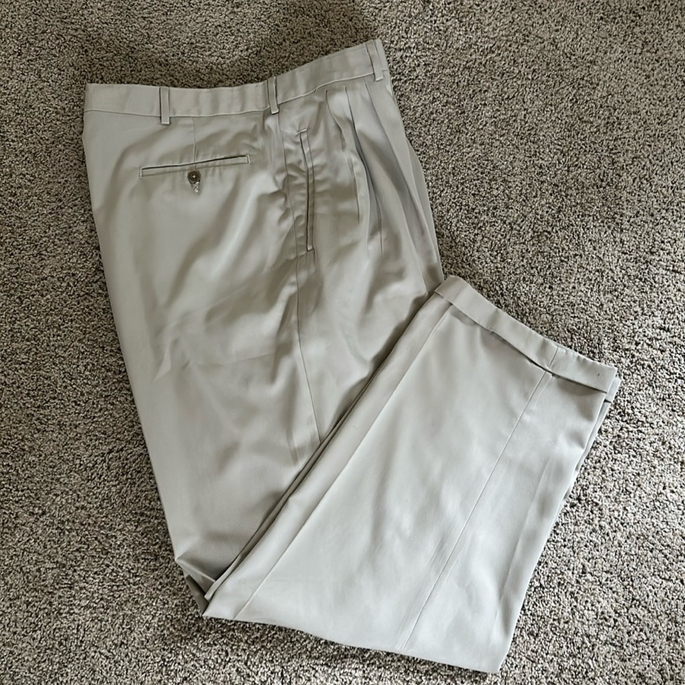 Men’s Van Heusen pleated front dress pant.  40/32 Beige